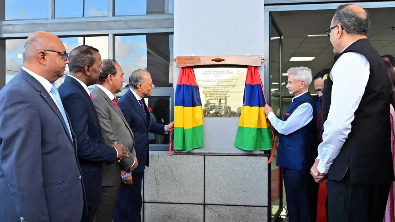 Le Premier ministre Navin Ramgoolam et le Dr Subrahmanyam Jaishankar, ministre indien des Affaires étrangères, lors de l'inauguration de la Renal Transplant Unit.