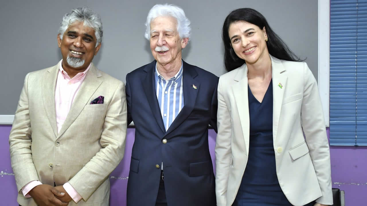 Chetan Baboolall, Paul Bérenger et Joanna Bérenger samedi dernier avant leur conférence de presse à la rue Ambrose, à Rose-Hill.