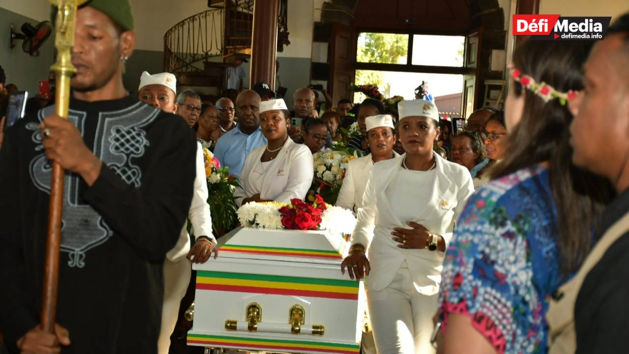 [En images] Ras Natty Baby accompagné vers sa dernière demeure