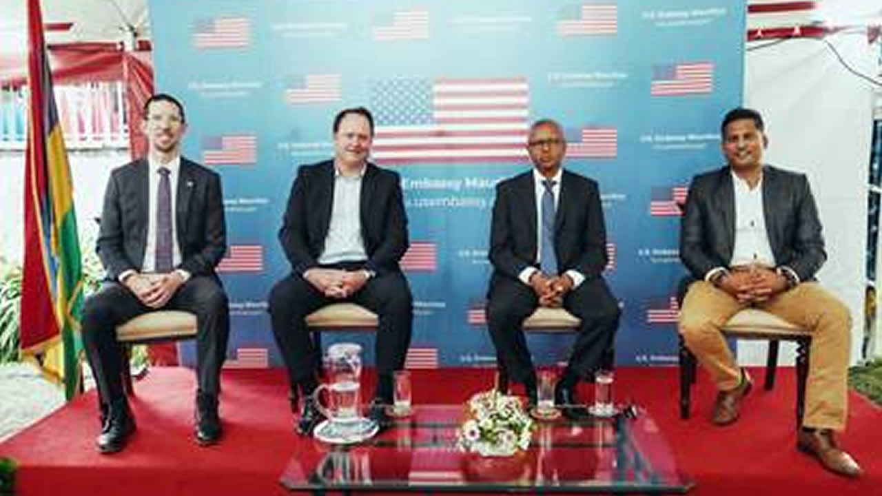 De g. a dr; Craig Halbmaier,Yannick Hardy,Vidia Moonegan  et Nilesh Jankee.