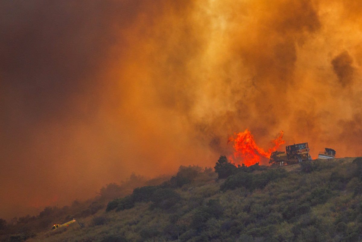 Un incendie menace des milliers d'habitations près de Los Angeles