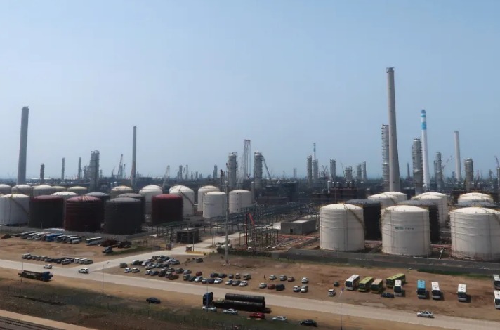 La Chine montre ses muscles face aux sanctions US  La Chine a ordonné à ses citoyens et entreprises de ne pas se conformer aux sanctions américaines visant cinq raffineries chinoises accusées de traiter du pétrole iranien. Pékin applique ainsi, pour la première fois, une loi destinée à contrer les mesures punitives « extraterritoriales » imposées par des pays étrangers.  Le ministère chinois du Commerce a publié cette « ordonnance d’interdiction » après que le département du Trésor américain a annoncé, le m