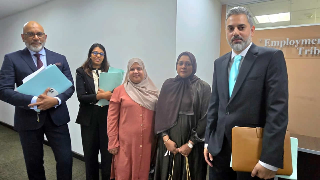 Nadrah Binte Diouman-Ameer et Mushirah Hanna Humeirah Aubdoollah en compagnie de leurs avocats.