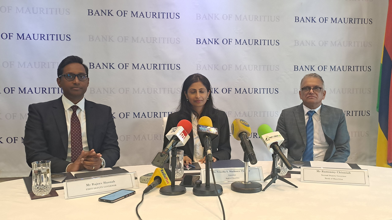 Dr Priscilla Muthoora Thakoor, entourée des sous-gouverneurs  Rajeev Hasnah et Ramsamy Chinniah.