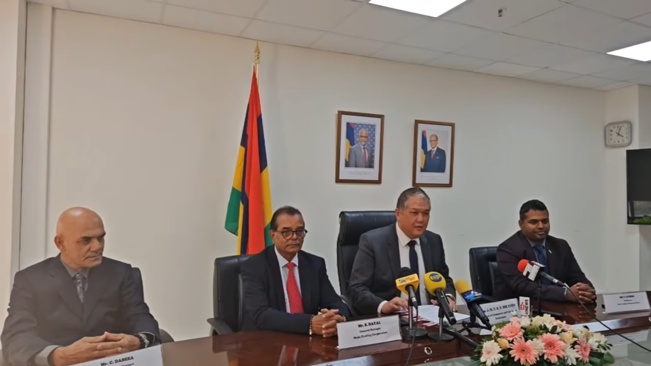 Le ministre Sik Yuen lors d’une conférence de presse, le 7 mai, entouré des responsables de la STC.
