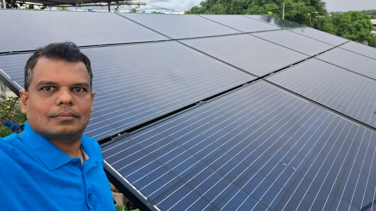 Depuis 2017, Vinesh Kunnee affirme ne plus payer sa consommation d’électricité grâce à son installation solaire.
