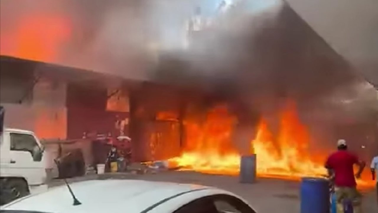 La violence des flammes a provoqué un mouvement de panique dans le quartier.