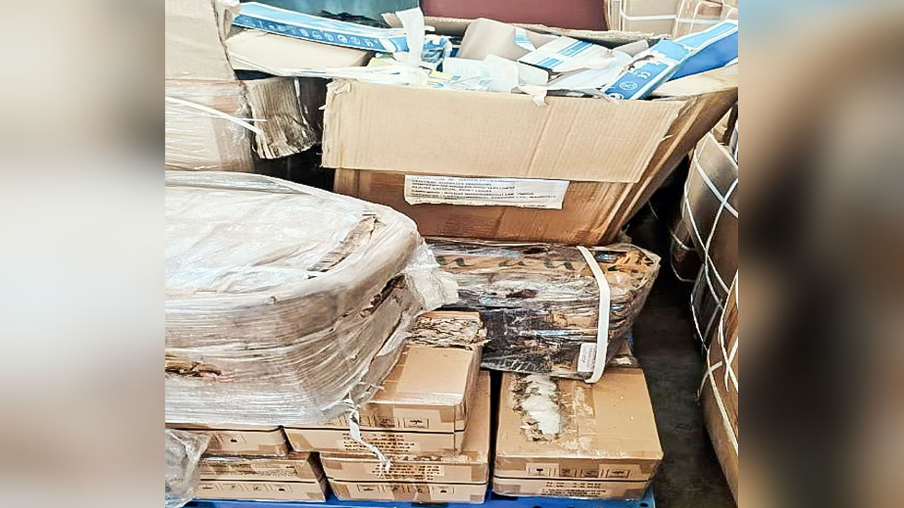 Des boîtes de médicaments et de fournitures médicales endommagées par l’humidité à Plaine Lauzun.