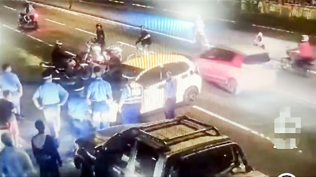 Aux yeux et à la barbe des policiers, un conducteur menace et agresse un autre automobiliste. Des images capturées par des caméras de surveillance. 