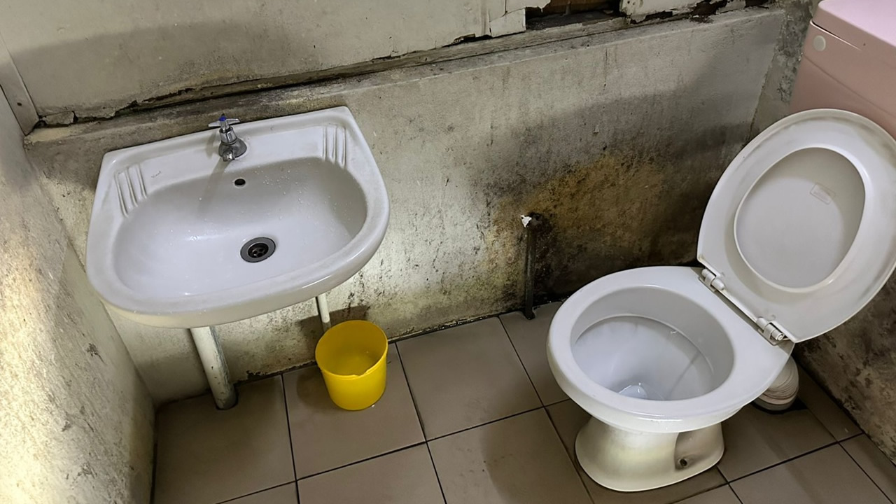 À l’hôpital Victoria, les wards et les espaces communs sont globalement propres et bien entretenus, mais certaines toilettes publiques affichent des manquements.