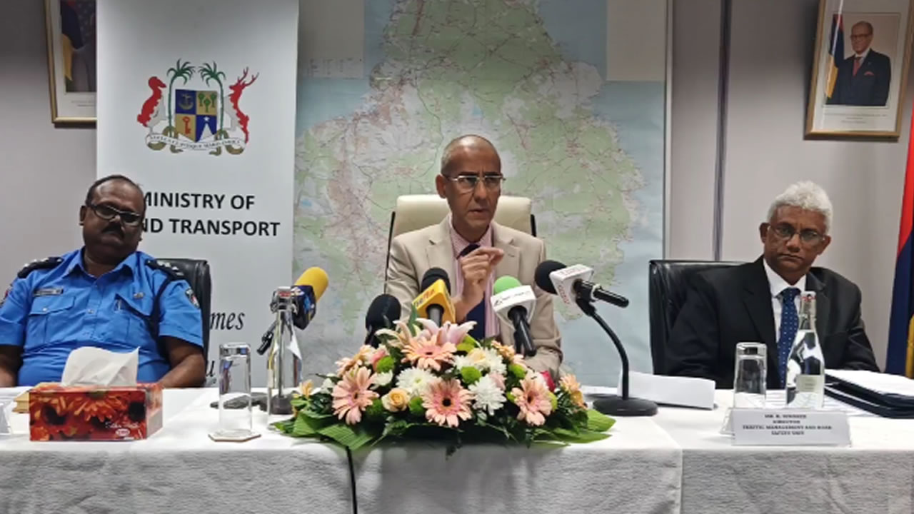 Osman Mahomed a détaillé les nouvelles mesures encadrant l’usage du téléphone au volant lors d’une conférence de presse.