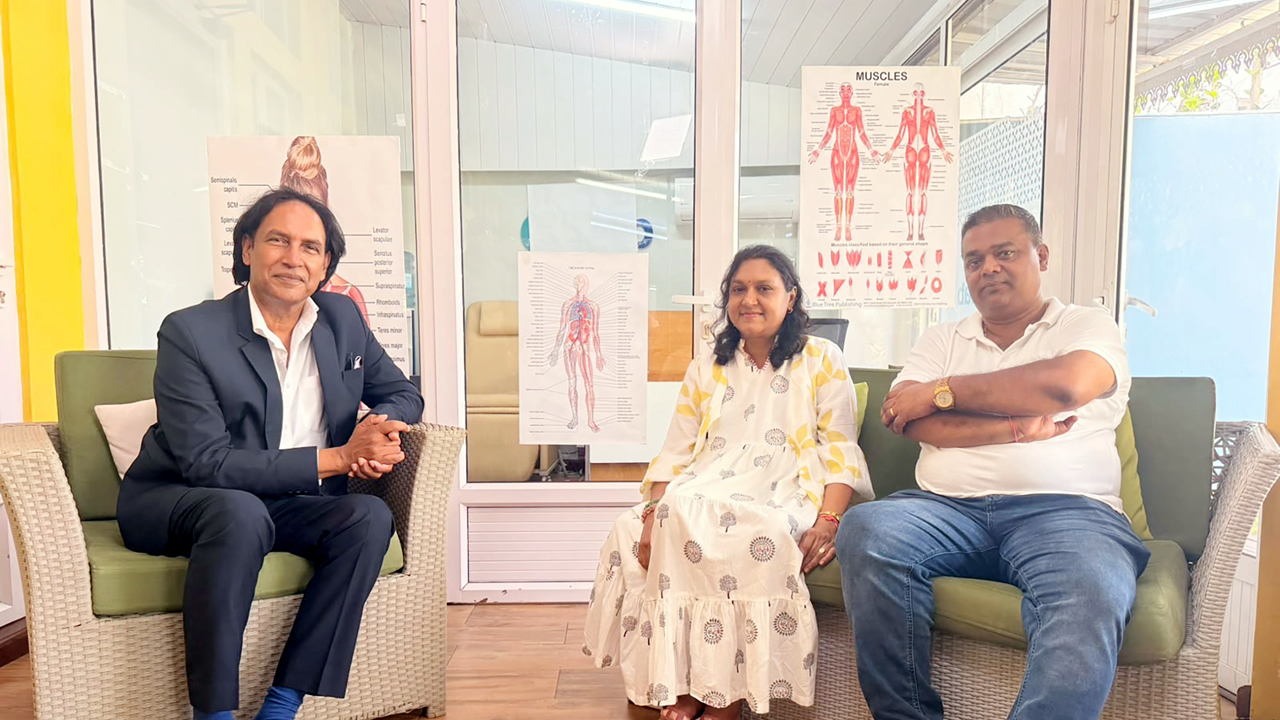 Vinay et Veena Daibee aux côtés du Dr Veyasen Pyneeandee, le spécialiste qui a joué un rôle déterminant dans la réalisation de leur rêve.