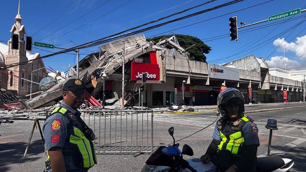 Un séisme de magnitude 7,8 au large des Philippines déclenche une alerte au tsunami