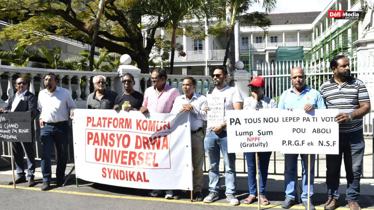 [En images] « Non à la réforme de la pension » : la Platform Komin Syndikal manifeste devant le Parlement