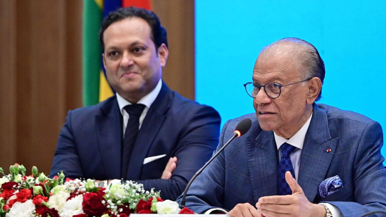 Le PM et ministre des Finances Navin Ramgoolam, et Dhaneshwar Damry, Junior Minister aux Finances.