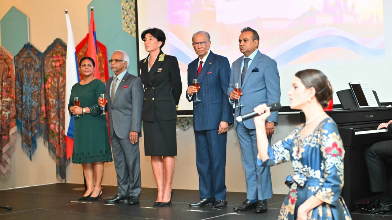 Arianne Navarre-Marie, Dharam Gokhool,  Irada Zeynalova, Navin Ramgoolam et Ritesh Ramful.