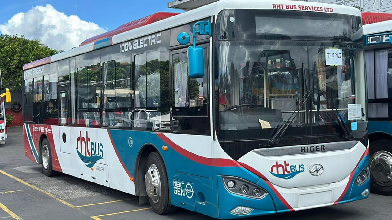 Six des autobus de RHT Bus Services sont entièrement électriques.