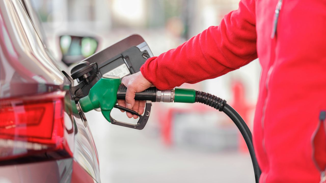Le pétrole franchit les 100 dollars le baril, une première depuis mai