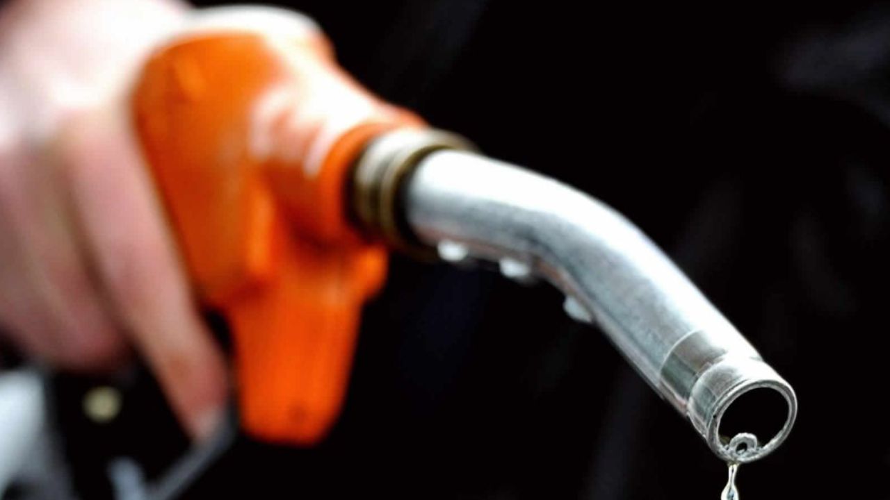 Le pétrole repart à la baisse, le marché relativise les risques en mer Rouge
