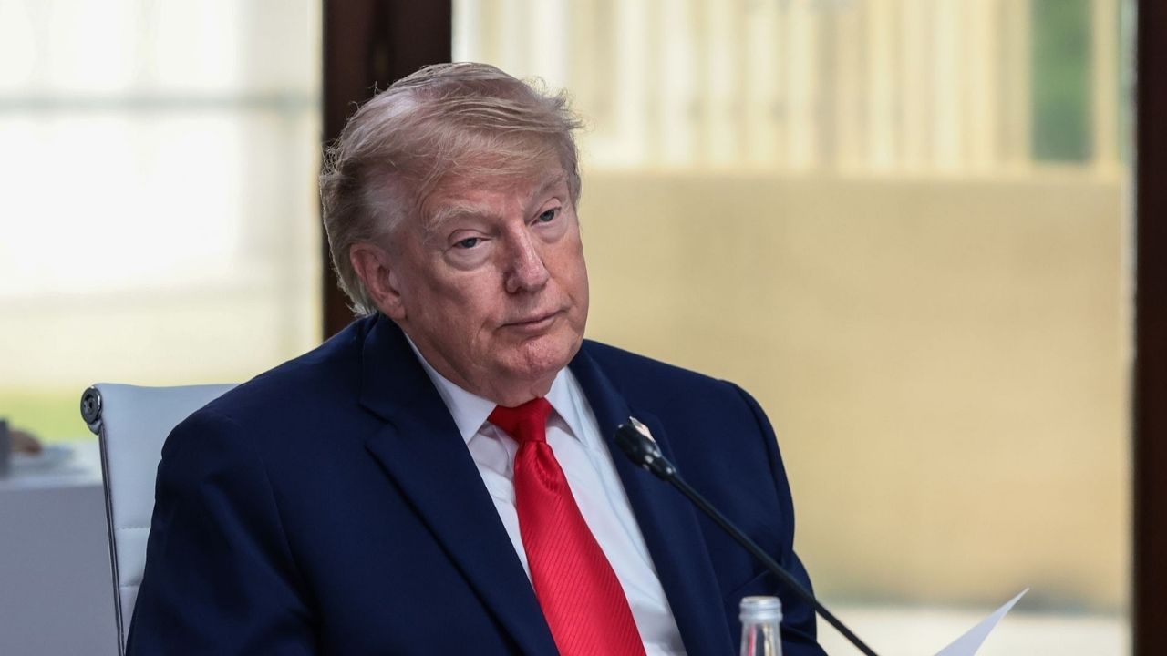 Trump laisse « de la place » aux négociations avec l'Iran, la suspension des frappes fait reculer le pétrole