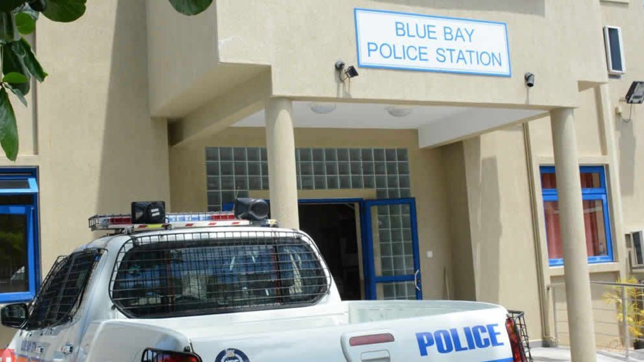 Blue Bay : drogue, argent liquide et uniformes de police saisis après l'arrestation de deux suspects