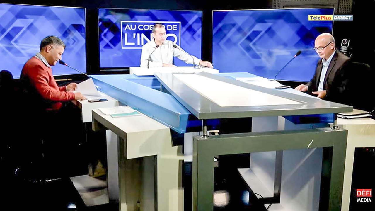 Les deux invités, Chandrasen Matadeen et Lomush Juggoo, sur le plateau de Radio Plus.
