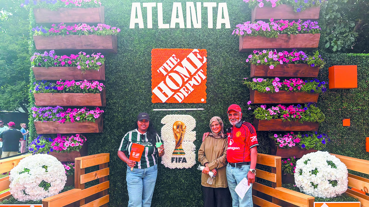 Dawood Auckbaraullee (right) with his wife Sabanah and daughter Zareen.