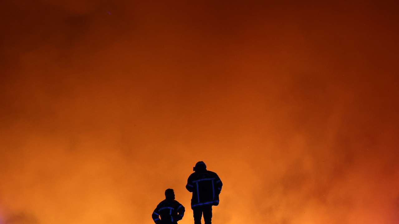 Feu de forêt en France: au moins 12 000 personnes évacuées dans le sud-ouest au total