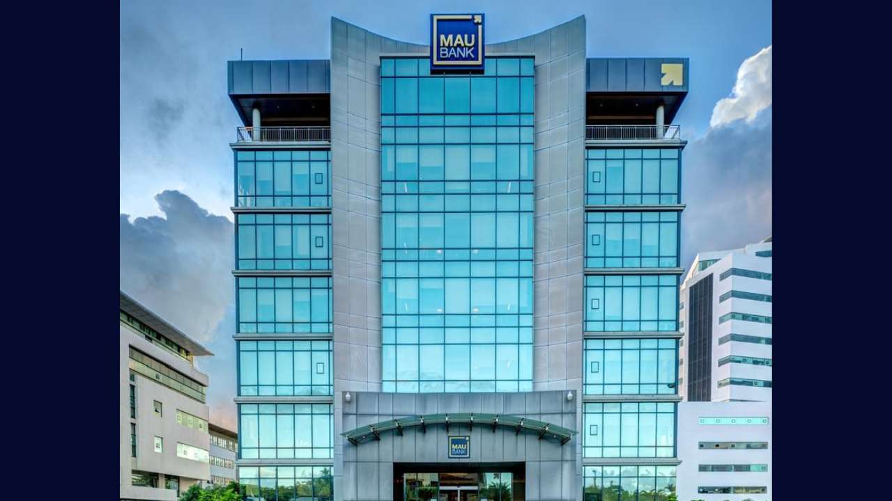 MauBank met en service une ombrière photovoltaïque à son siège social