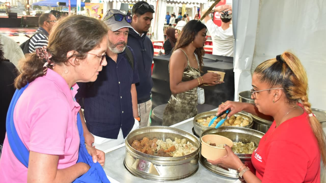 Plongez au cœur du festival : les visiteurs découvriront un parcours gourmand unique, mettant en lumière 25 restaurateurs et artisans culinaires de renom.