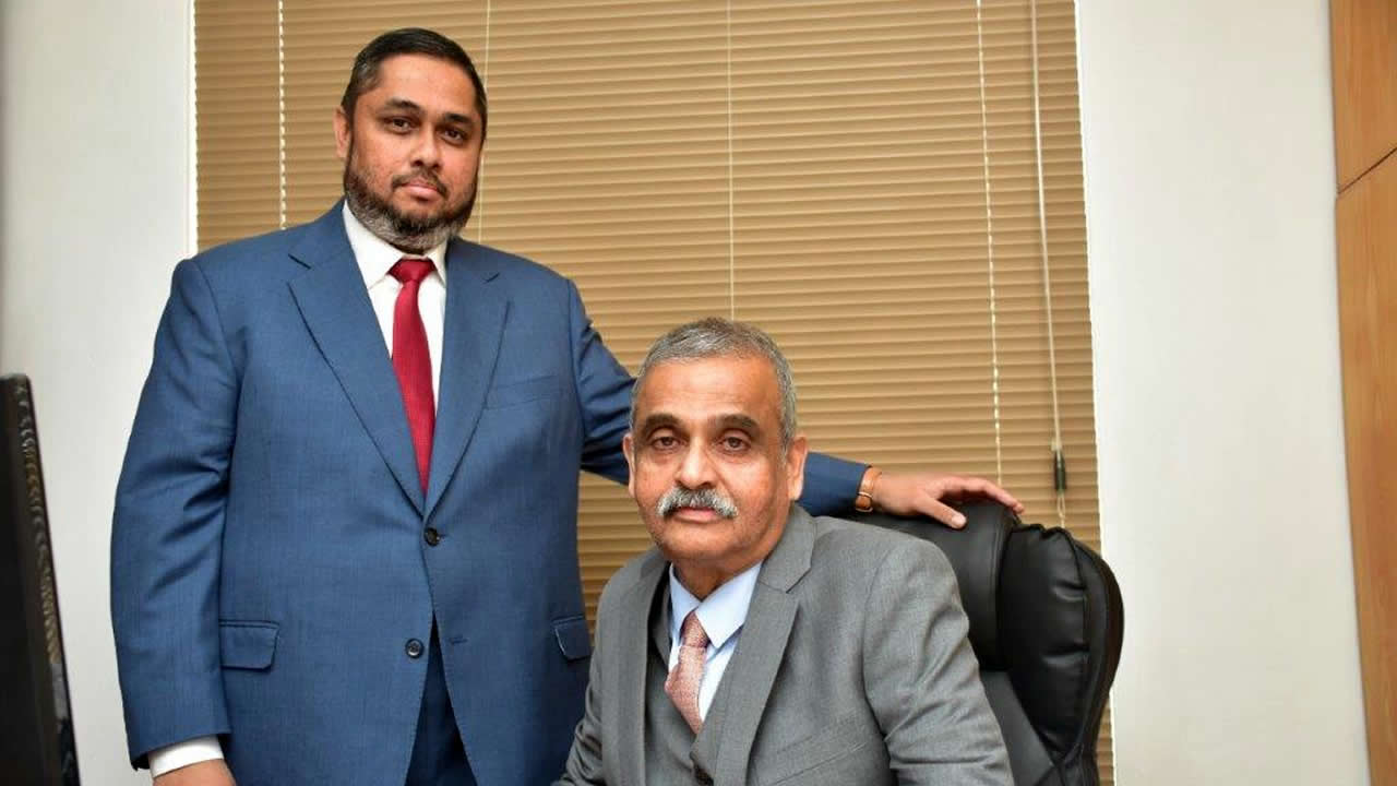De g. à d. Mes Hisham Oozeer et Shaukat Oozeer, Senior Counsel.