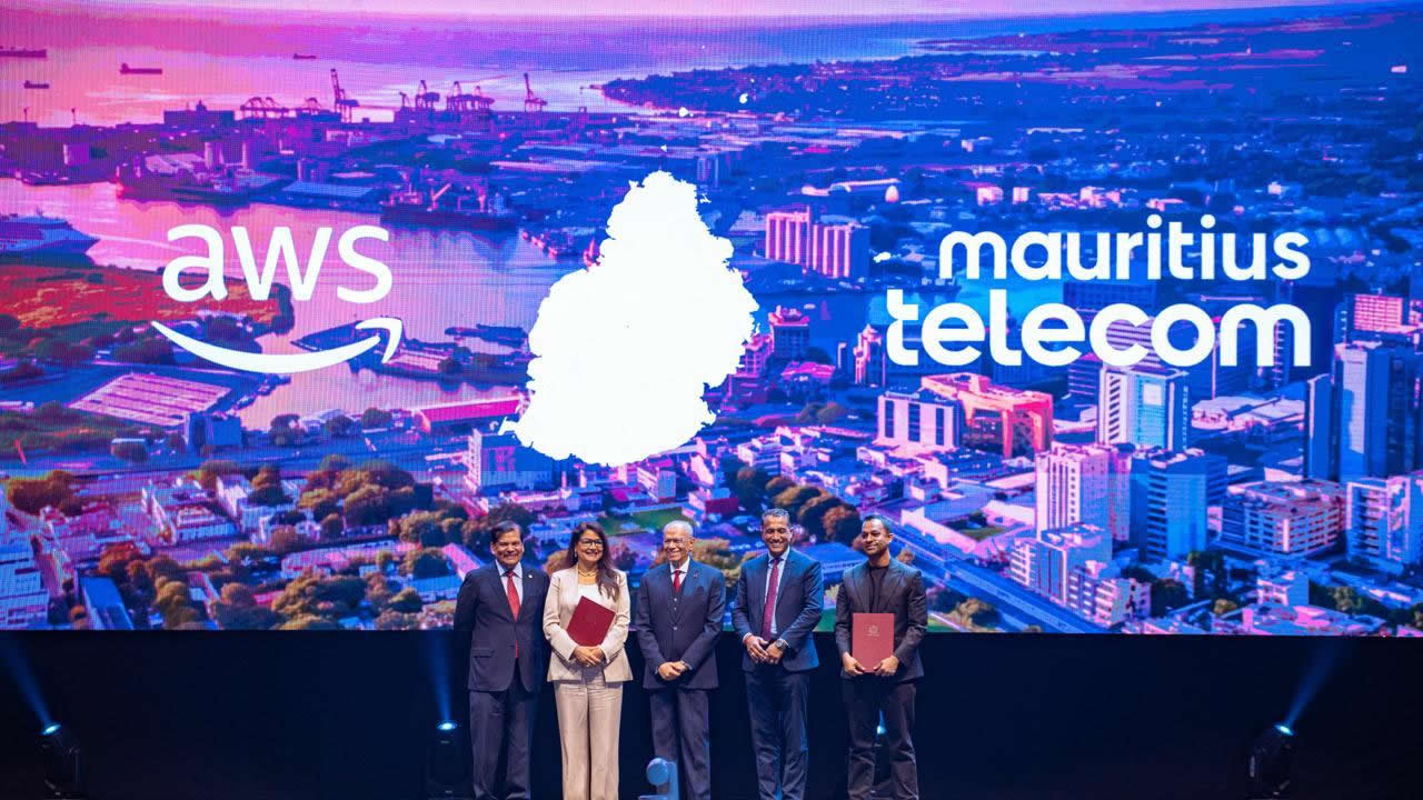 Le  chef du gouvernement, Navin Ramgoolam était présent au allmyt Summit le 16 juillet dernier  pour la signature de l’accord entre Mauritius Telecom et Amazon Web Services.