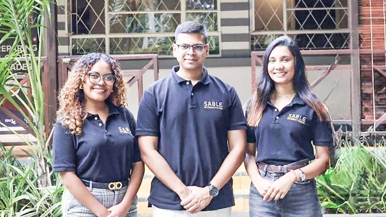 De gauche à droite : Kelly Nguyen Van Can, Junior Study Abroad Adviser, Jevin Dussoye, Regional Director de Sable International Study Abroad Mauritius, et Ridhishi Lofur, Study Abroad Adviser.