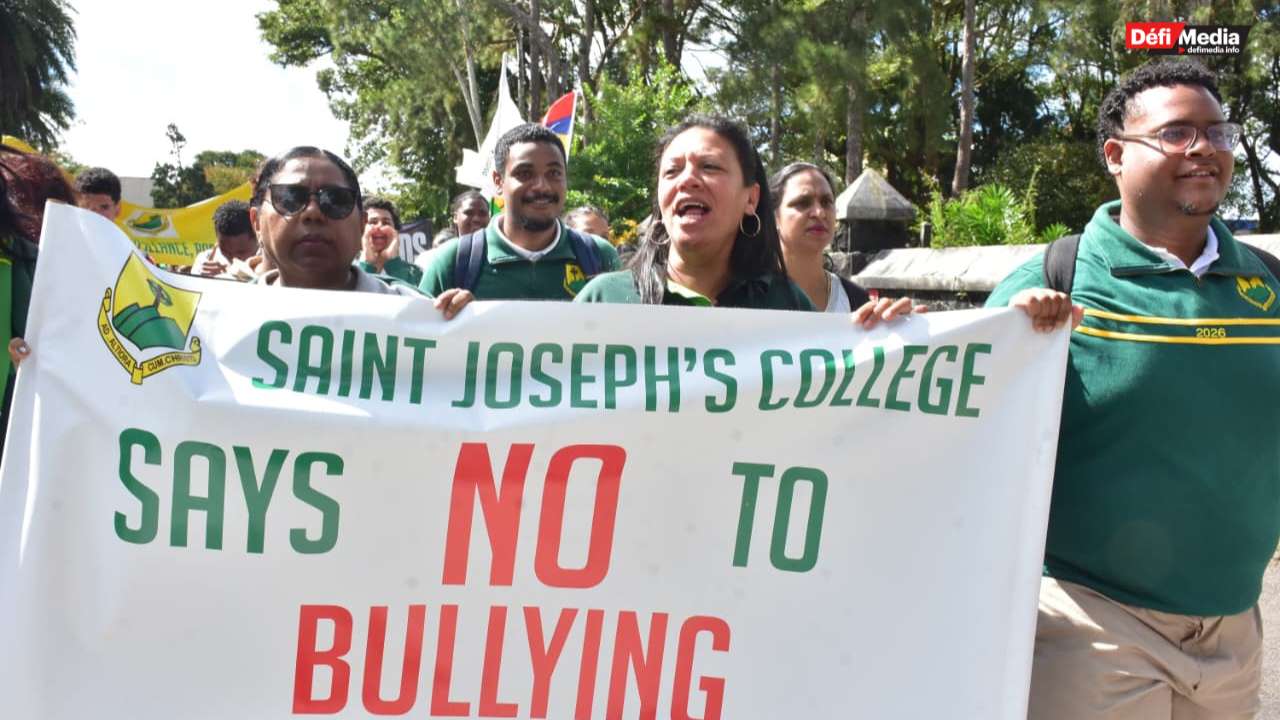 [En images] Marche pacifique de la PTA du collège St Joseph de Curepipe avec le SeDEC et les élèves pour dire non au bullying