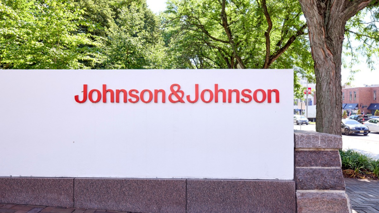 Talc et cancer : Johnson & Johnson propose 5,5 milliards de dollars pour clore la bataille judiciaire