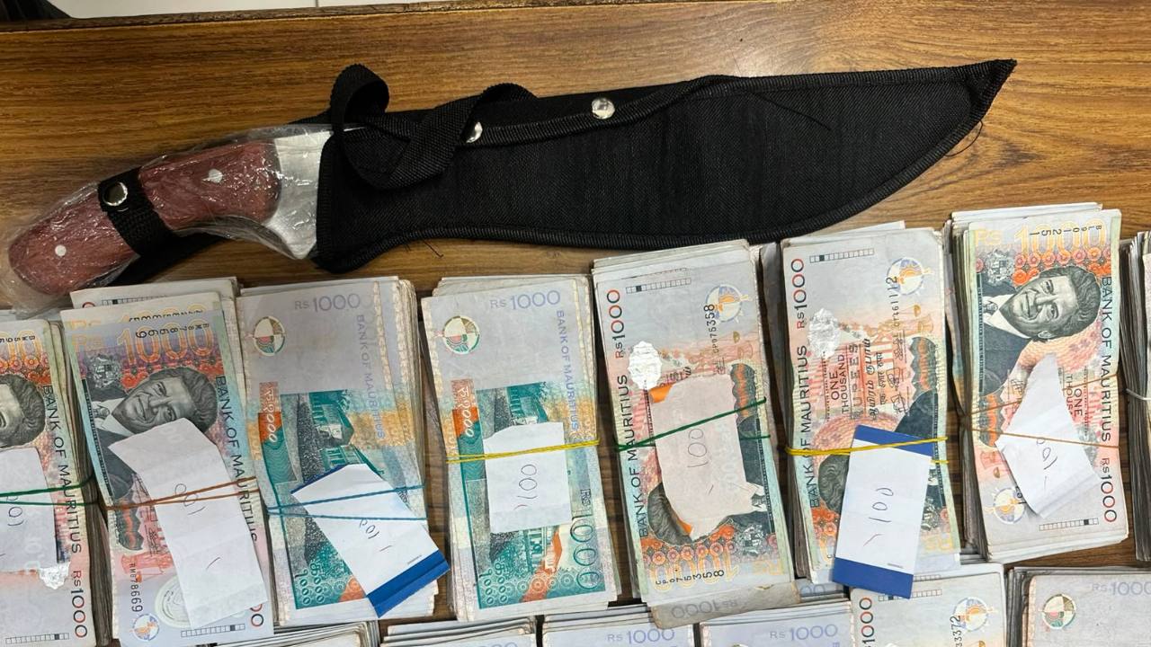 Trafic de drogue présumé  un sexagénaire arrêté avec Rs 4,09 millions et un couteau