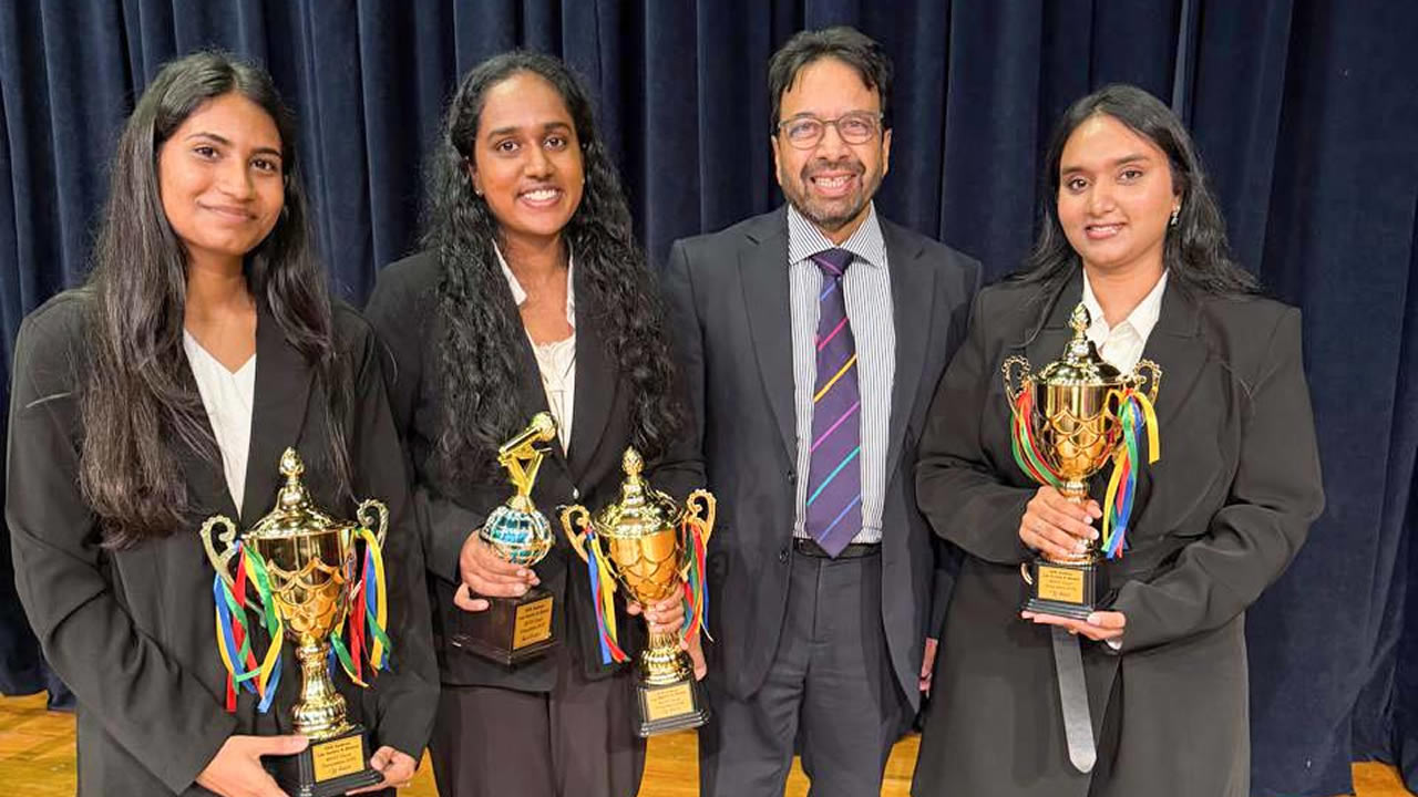 De dr. à g. : Fatima Suhaiba Alyâ Noorbux, Me Satyajit Boolell (Chairman du jury), Jaanany Pearia Anadachee et Keshika Sneh Gokool.