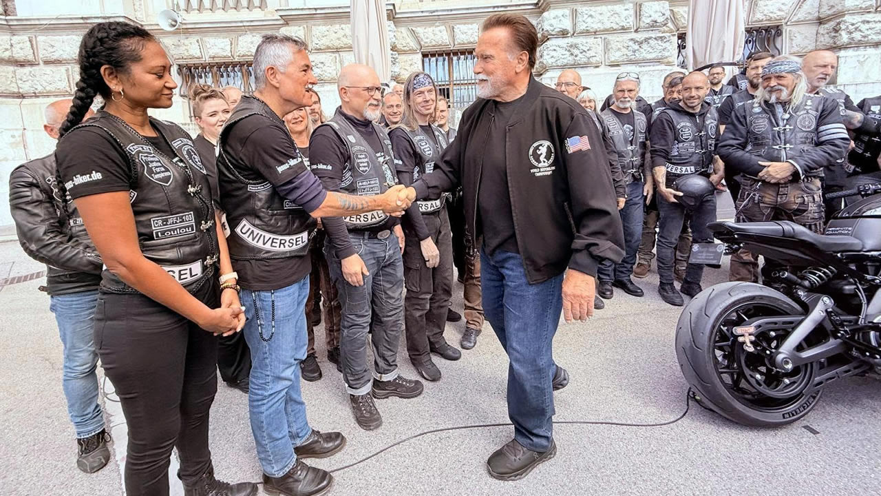 Richard Gourel de Saint-Pern (au centre) et son épouse (à gauche) saluant Arnold Schwarzenegger (à droite).