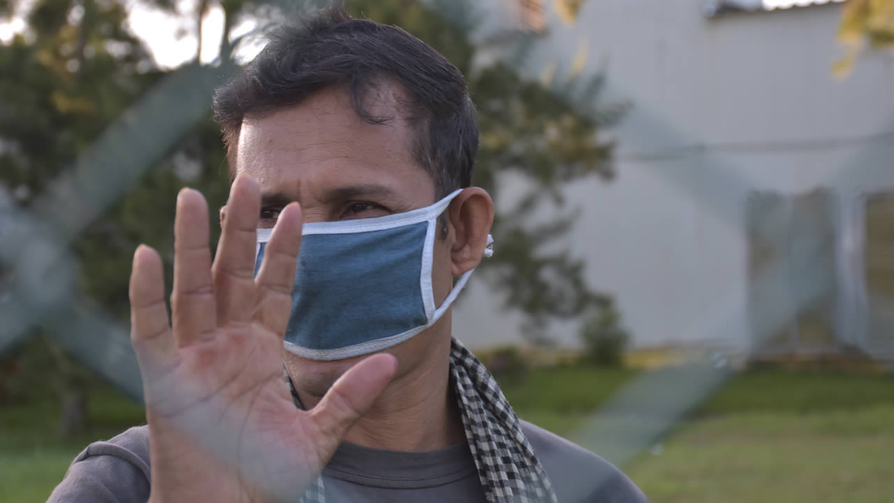 Certains employés portent des masques,  d’autres pas, pour diverses raisons.