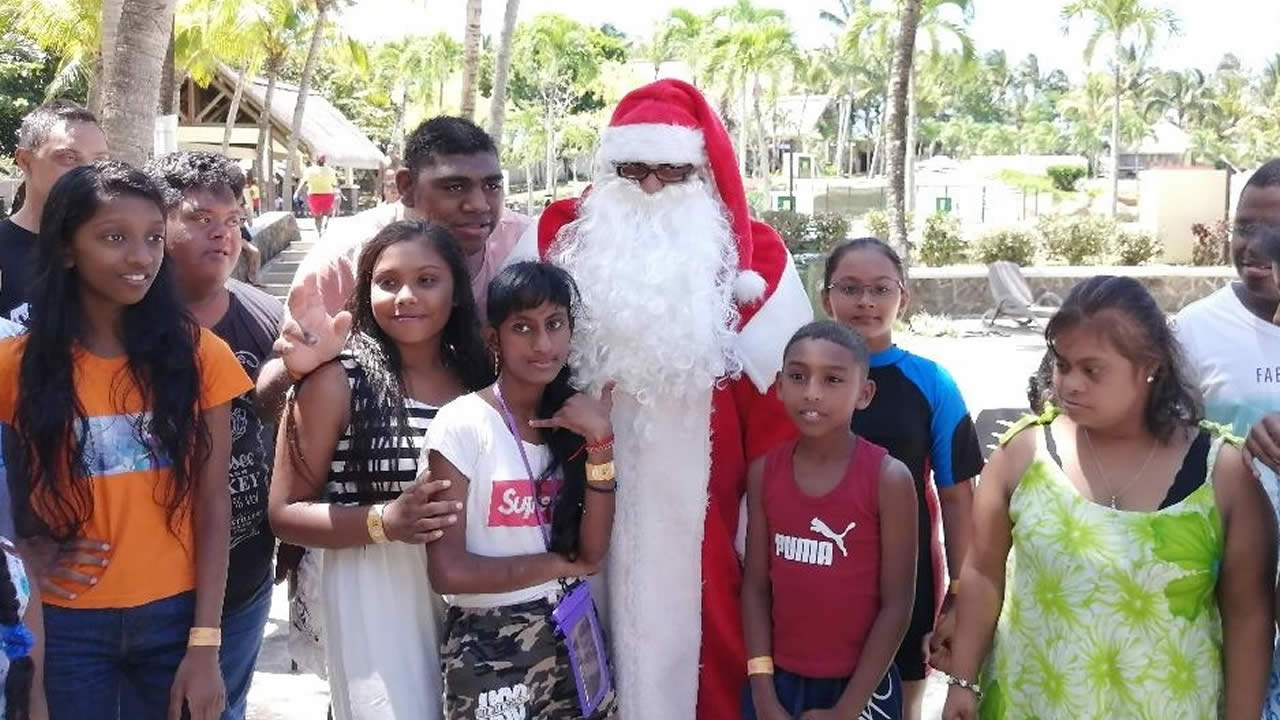 Les enfants immortalisent le moment aux côtés du Père Noël.