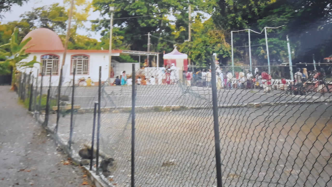 Un terrain de pétanque dans la cour d’un temple