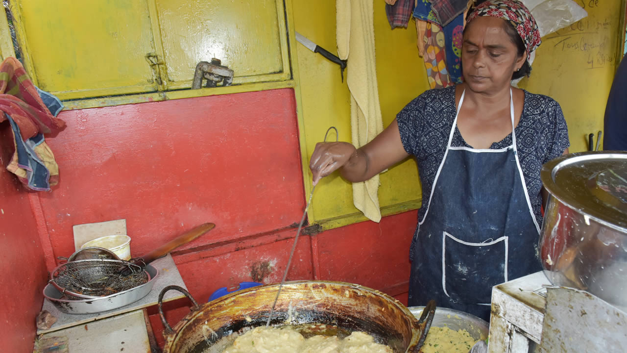 Des pâtes préparées à son domicile sont mises dans l’huile chaude  pour la friture.