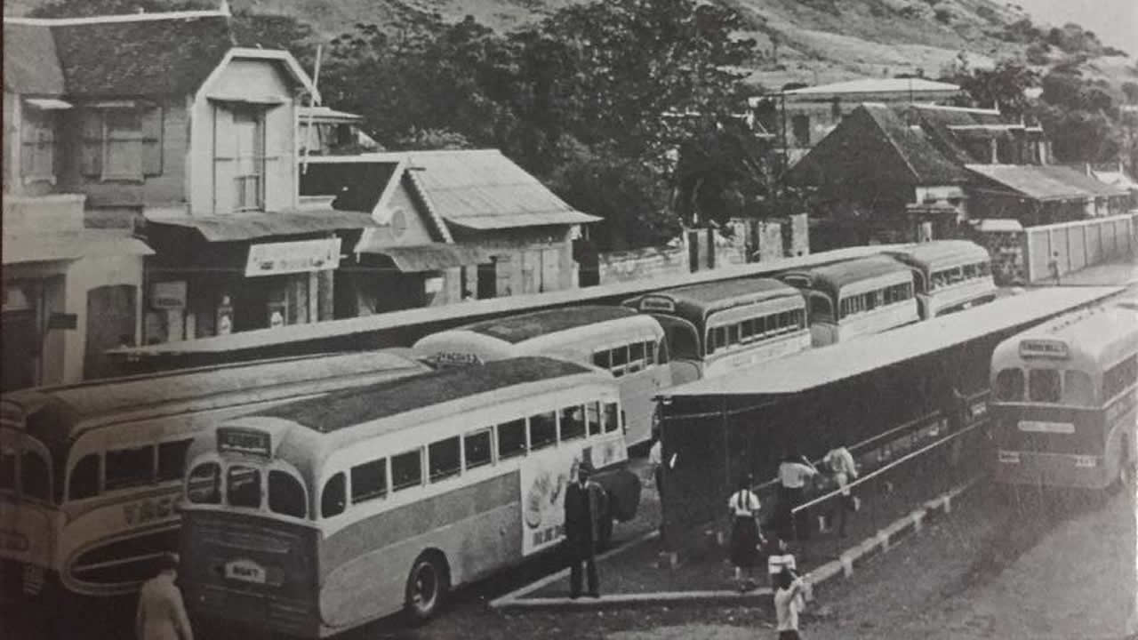 Le nombre d’autobus allait concurrencer, au fil des années, le voyage par le train.