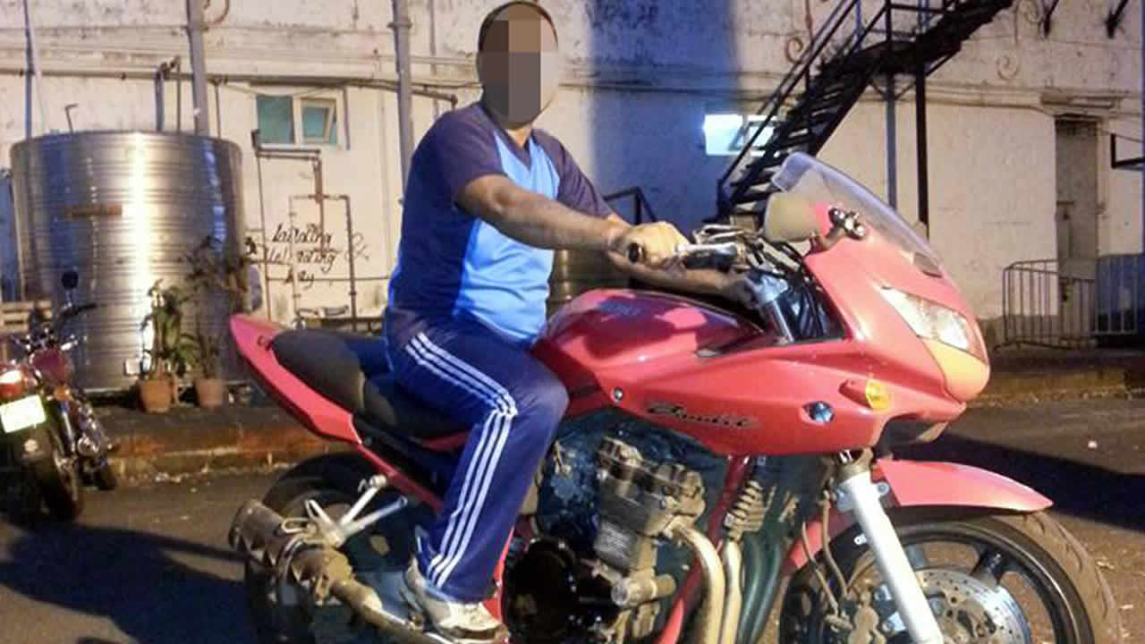 Le sergent de police sur sa moto.