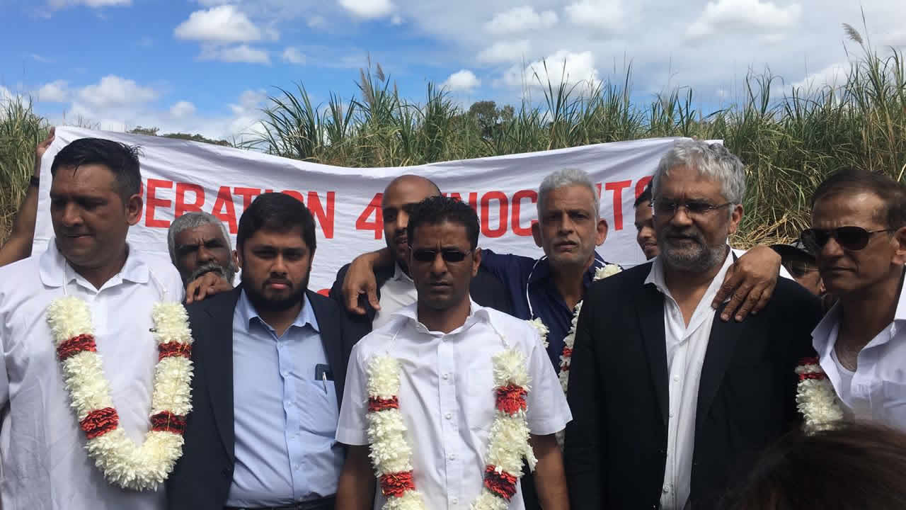 Les frères Sumodhee entourés de Me Rama Valayden et de leurs proches.