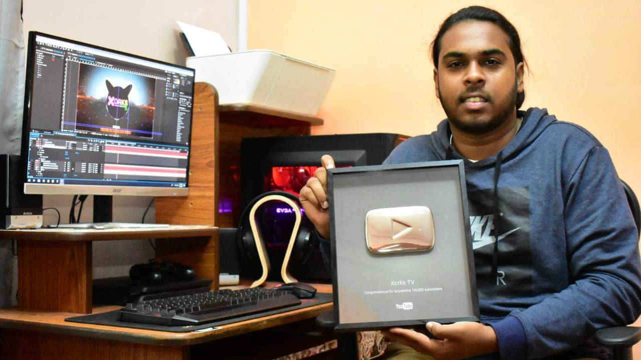 Cevine a reçu le YouTube Silver Play Button pour avoir atteint la barre de 100 000 abonnés en 2015.