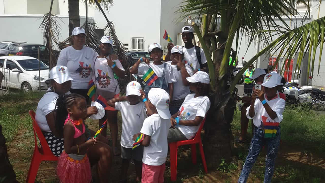 Denis Stellion, pyrographe et danseur, travaille avec les enfants de sa localité depuis 2015.