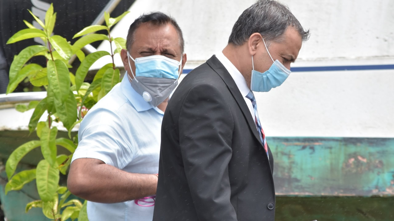 Brijendrasingh Naeck (à g.) en compagnie de son avocat Kevin Lukeeram. 