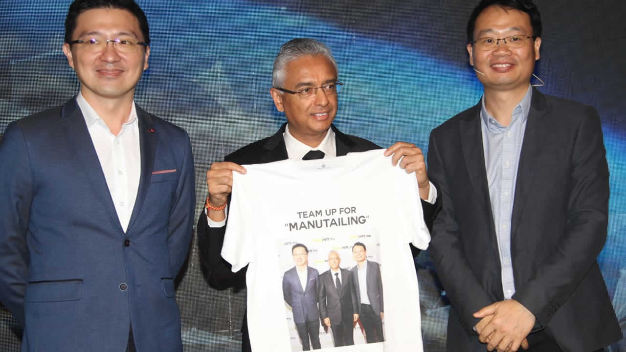 Jean Li Wan Po et Kendall, directeurs entourant le Premier ministre.