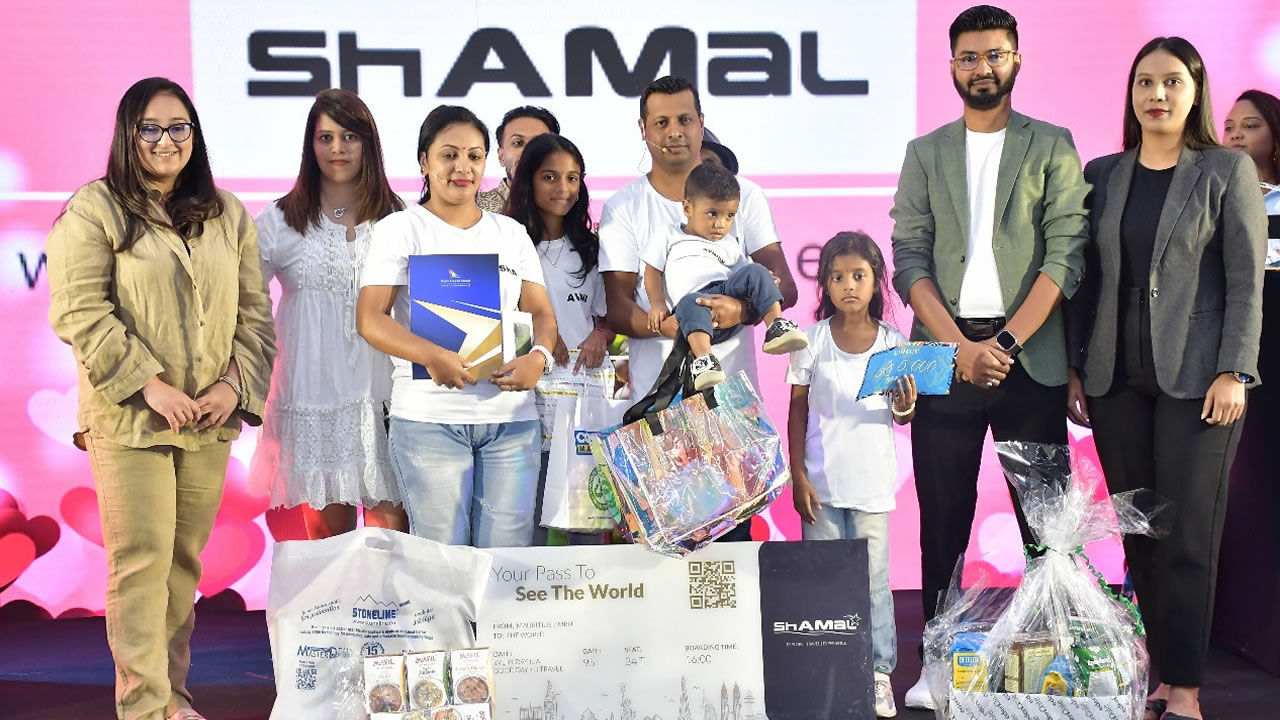 De gauche à droite : Shazia Tincowree (Manager, Shamal Travels Ltd), Samiirah Bulaty (GSA Manager, South African Airways – Maurice et Îles de l’océan Indien), la famille Bholah, Monisha et Abedeen de Shamal Travels.
